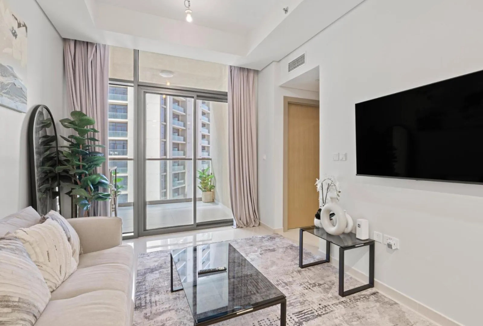 Aykon City 2Br - Sophisticated Living In Business Bay Dubai Daire