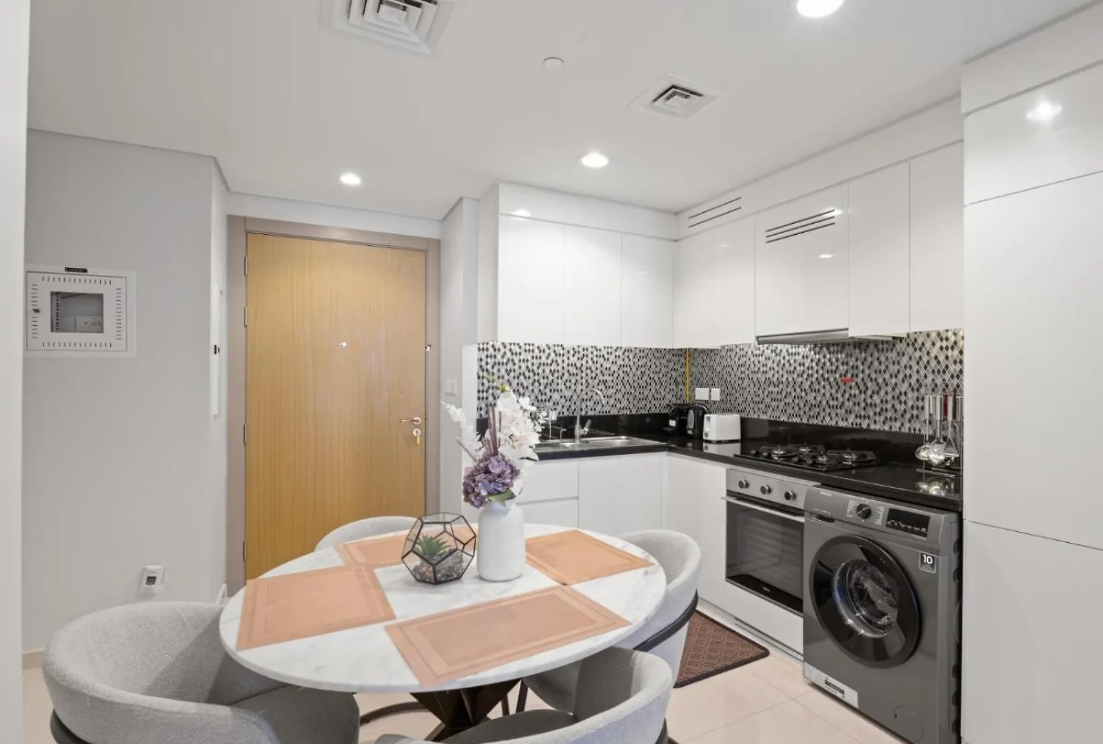 Aykon City 2Br - Sophisticated Living In Business Bay Dubai